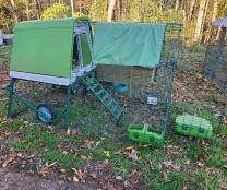 Omlet green Eglu Go opbygget hønsehus og løbegård med overdækning
