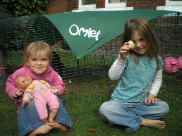 Tilly & Ruby med vores første æg fra Lady eller Lucy?