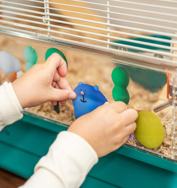 Medfølgende klistermærker, der bruges sammen med Omlets store hamsterbur, der er let at rengøre